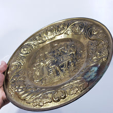 Cargar imagen en el visor de la galería, Antiguo Par de Platos de Latón hechos en Inglaterra, 30 cm
