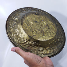 Cargar imagen en el visor de la galería, Antiguo Par de Platos de Latón hechos en Inglaterra, 30 cm
