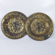 Cargar imagen en el visor de la galería, Antiguo Par de Platos de Latón hechos en Inglaterra, 30 cm
