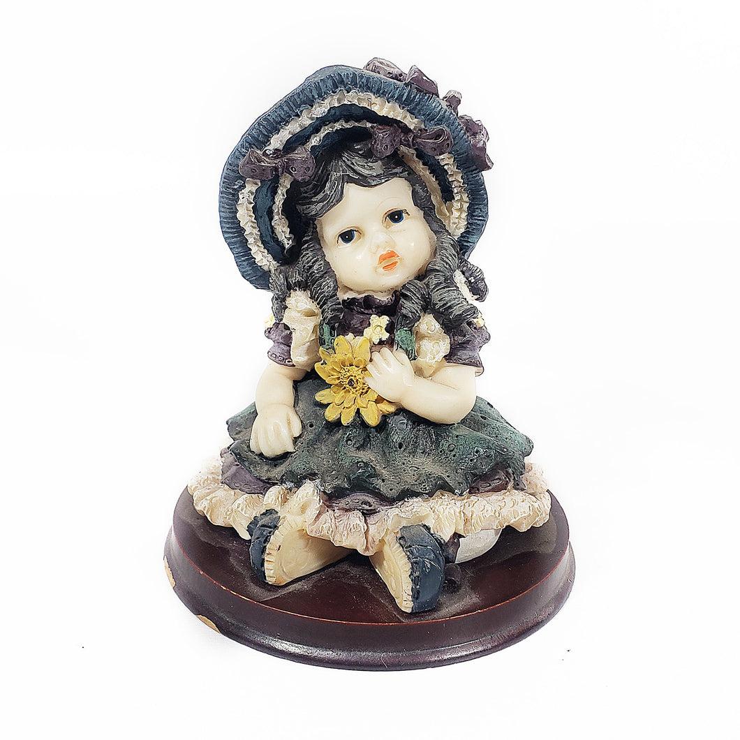 Antigua Figura de Niña estilo Victoriano, de Pasta de Resina