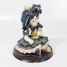 Cargar imagen en el visor de la galería, Antigua Figura de Niña estilo Victoriano, de Pasta de Resina
