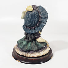 Cargar imagen en el visor de la galería, Antigua Figura de Niña estilo Victoriano, de Pasta de Resina
