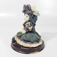 Cargar imagen en el visor de la galería, Antigua Figura de Niña estilo Victoriano, de Pasta de Resina
