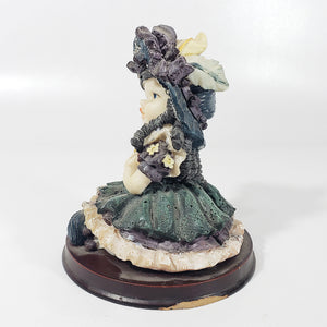 Antigua Figura de Niña estilo Victoriano, de Pasta de Resina