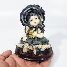 Cargar imagen en el visor de la galería, Antigua Figura de Niña estilo Victoriano, de Pasta de Resina

