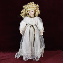 Cargar imagen en el visor de la galería, Muñeca Fina Coleccionable de Porcelana Ashton Drake Galleries
