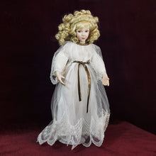 Cargar imagen en el visor de la galería, Muñeca Fina Coleccionable de Porcelana Ashton Drake Galleries
