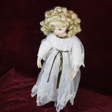 Cargar imagen en el visor de la galería, Muñeca Fina Coleccionable de Porcelana Ashton Drake Galleries
