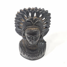 Cargar imagen en el visor de la galería, Campana Indonesia Madera Tallada, Dama Tradicional, 19 Cm
