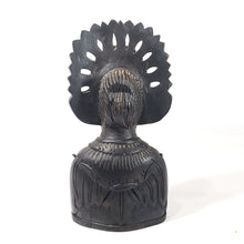 Cargar imagen en el visor de la galería, Campana Indonesia Madera Tallada, Dama Tradicional, 19 Cm
