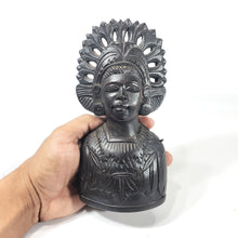 Cargar imagen en el visor de la galería, Campana Indonesia Madera Tallada, Dama Tradicional, 19 Cm
