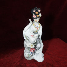 Cargar imagen en el visor de la galería, Antigua Figura Escultura Porcelana Geisha Japonesa en Roca
