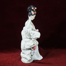 Cargar imagen en el visor de la galería, Antigua Figura Escultura Porcelana Geisha Japonesa en Roca
