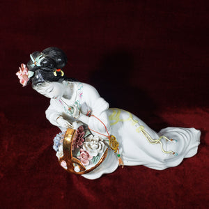 Antigua Figura Geisha Porcelana con Canasta Flores, Dañada