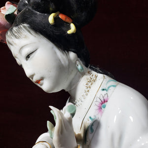 Antigua Figura Geisha Porcelana con Canasta Flores, Dañada