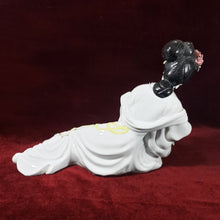 Cargar imagen en el visor de la galería, Antigua Figura Geisha Porcelana con Canasta Flores, Dañada
