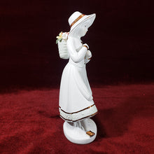 Cargar imagen en el visor de la galería, Antigua Figura Porcelana Campesina Flores Montefiori Collection
