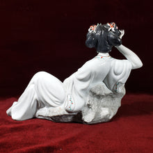 Cargar imagen en el visor de la galería, Antiguo Figura Geisha Porcelana Grande con Flores, 2 kg
