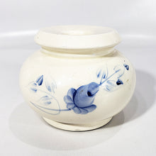 Cargar imagen en el visor de la galería, Portavelas Antiguo de Porcelana Decoración Flores Azules
