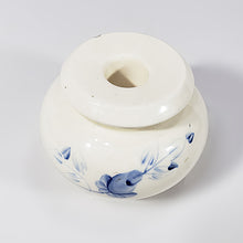 Cargar imagen en el visor de la galería, Portavelas Antiguo de Porcelana Decoración Flores Azules
