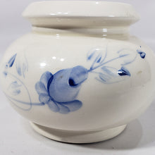 Cargar imagen en el visor de la galería, Portavelas Antiguo de Porcelana Decoración Flores Azules
