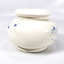 Cargar imagen en el visor de la galería, Portavelas Antiguo de Porcelana Decoración Flores Azules
