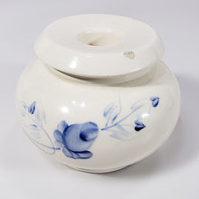 Cargar imagen en el visor de la galería, Portavelas Antiguo de Porcelana Decoración Flores Azules
