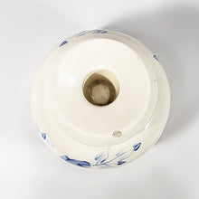 Cargar imagen en el visor de la galería, Portavelas Antiguo de Porcelana Decoración Flores Azules
