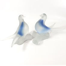 Cargar imagen en el visor de la galería, Par Esculturas Figura Pareja Palomas Cristal Frosted Opacado
