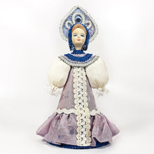 Cargar imagen en el visor de la galería, Coleccionable Souvenir Muñeca Rusa Traje Típico Kokoshnik

