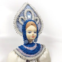 Cargar imagen en el visor de la galería, Coleccionable Souvenir Muñeca Rusa Traje Típico Kokoshnik
