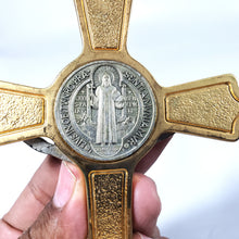 Cargar imagen en el visor de la galería, Crucifijo Medalla San Benito Dorado Plateado Vintage 19 cm Italiano
