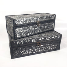 Cargar imagen en el visor de la galería, Par de Cofres, Baúles o Cajas Artesanales con Cubierta de Repujado
