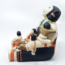 Cargar imagen en el visor de la galería, Antigua Escultura Pequeña Mujer Tradicional Hopi Artesanía

