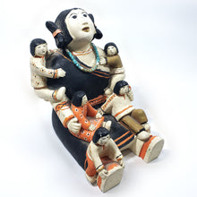Cargar imagen en el visor de la galería, Antigua Escultura Pequeña Mujer Tradicional Hopi Artesanía
