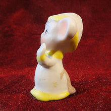 Cargar imagen en el visor de la galería, Ratoncito Miniatura De Porcelana Con Pijama
