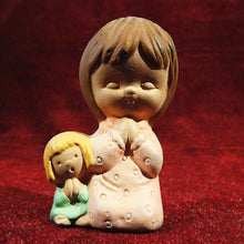 Cargar imagen en el visor de la galería, Figurilla De Cerámica Hermanitas Orando
