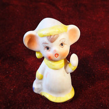 Cargar imagen en el visor de la galería, Ratoncito Miniatura De Porcelana Con Pijama
