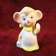 Cargar imagen en el visor de la galería, Ratoncito Miniatura De Porcelana Con Pijama
