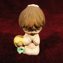 Cargar imagen en el visor de la galería, Figurilla De Cerámica Hermanitas Orando
