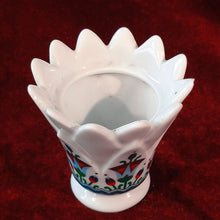 Cargar imagen en el visor de la galería, Recipiente Elizabeth Arden (papyrus Candle)
