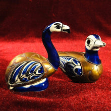 Cargar imagen en el visor de la galería, Cisnes De Cerámica Y Metal
