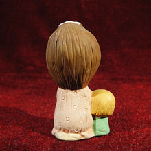 Cargar imagen en el visor de la galería, Figurilla De Cerámica Hermanitas Orando
