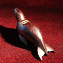 Cargar imagen en el visor de la galería, Foca De Madera Palo Fierro, 18 Cm De Largo
