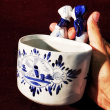 Cargar imagen en el visor de la galería, Recipiente Holandés Para Jardín. Maceta De Porcelana.
