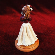 Cargar imagen en el visor de la galería, Muñequita De Pasta Con Rosas En La Mano
