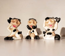 Cargar imagen en el visor de la galería, Juego De 3 Vaquitas Decorativas (simulando Monos Sabios)
