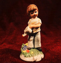 Cargar imagen en el visor de la galería, Figura En Porcelana De Mujer Regando Flores
