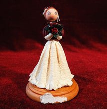 Cargar imagen en el visor de la galería, Muñequita De Pasta Con Rosas En La Mano
