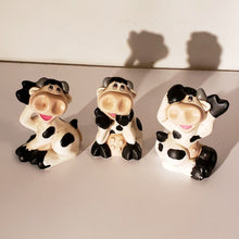 Cargar imagen en el visor de la galería, Juego De 3 Vaquitas Decorativas (simulando Monos Sabios)
